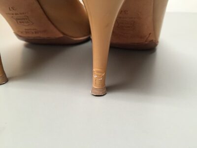 エナメルパンプスヒール傷右_施工前
