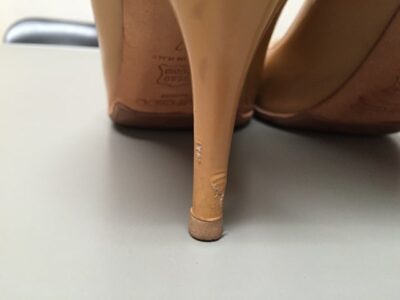 エナメルパンプスヒール傷左_施工前