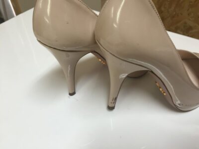 エナメルパンプスの色移り_修理前