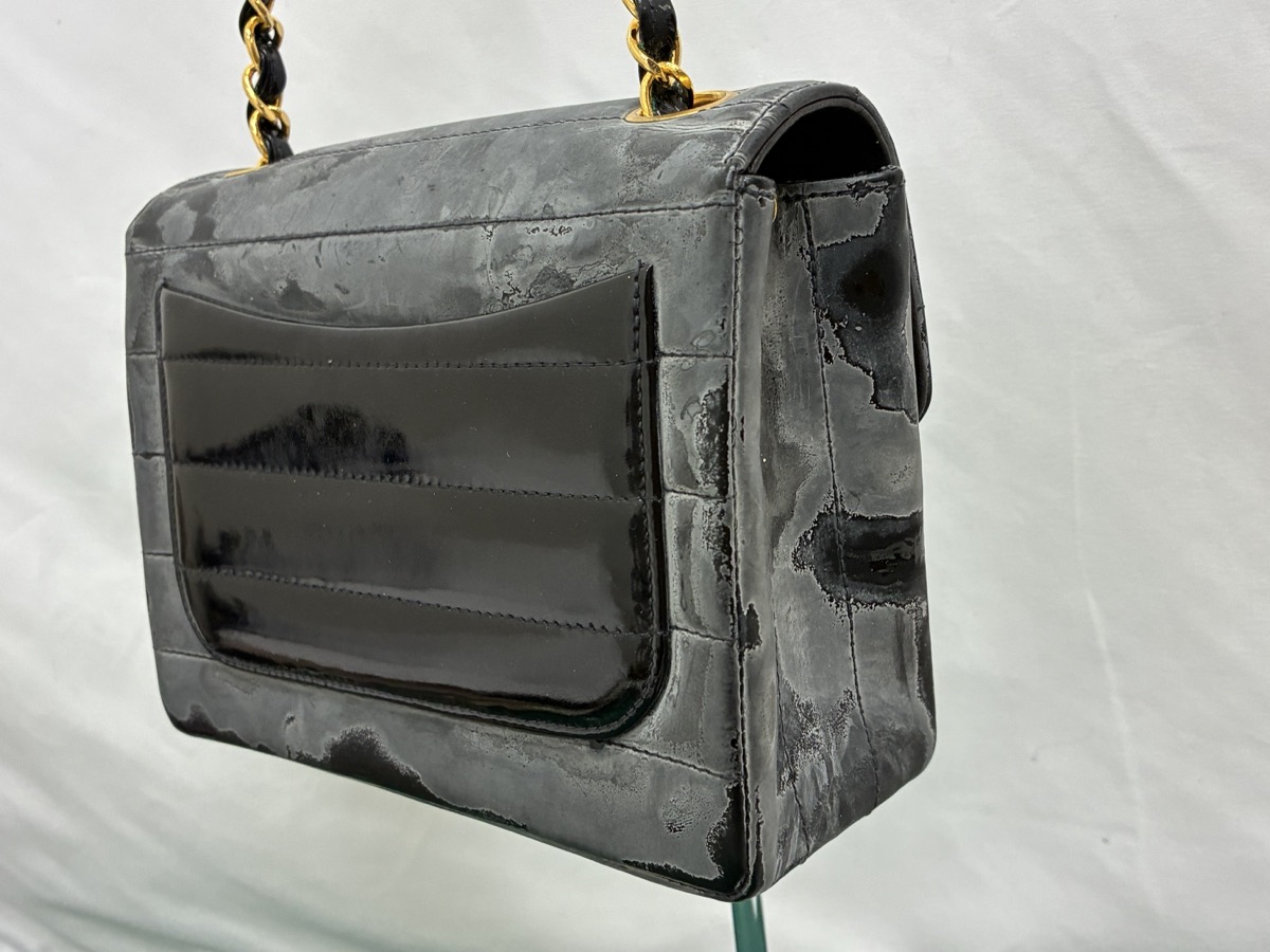 シャネル_マトラッセ_エナメル_修理前_背面右