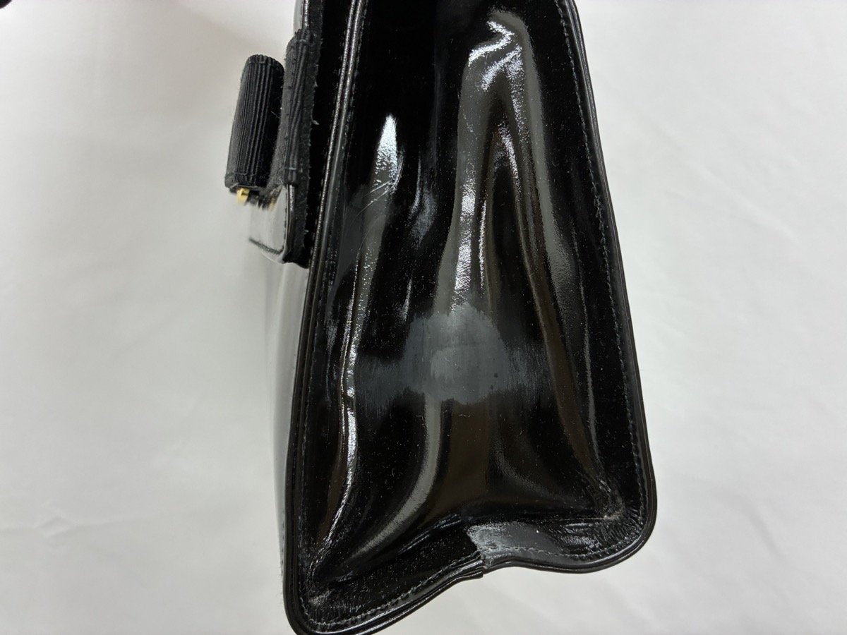 フェラガモ_エナメルバッグ_修理前_サイド_白濁