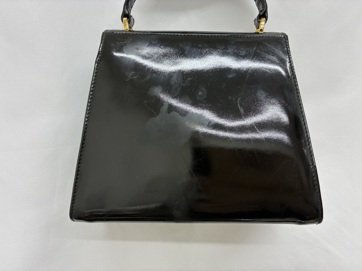 フェラガモ_エナメルバッグ_修理前_背面_白濁