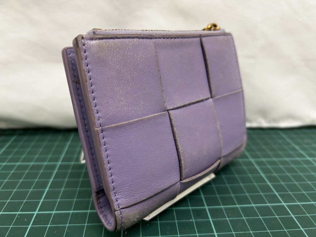 ボッテガヴェネタ イントレチャート 財布 色落ち 修理前 サイドアングル