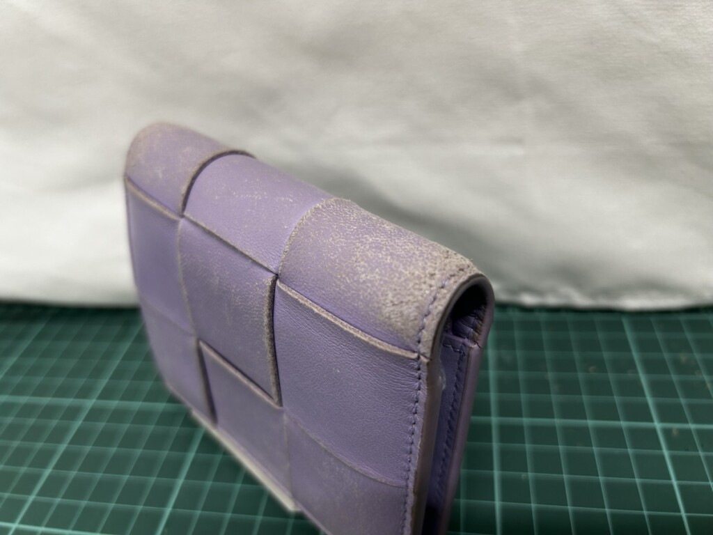 ボッテガヴェネタ 折り財布 色落ち 修理前 折り目部分