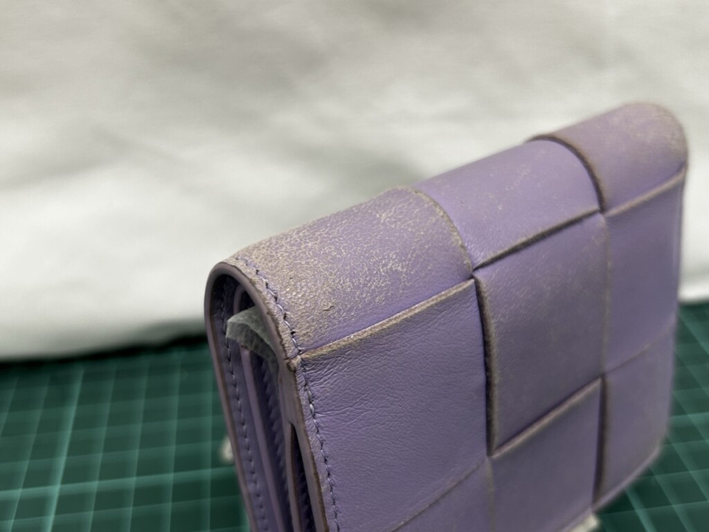 ボッテガヴェネタ イントレチャート 色落ち コーナー クローズアップ 修理前