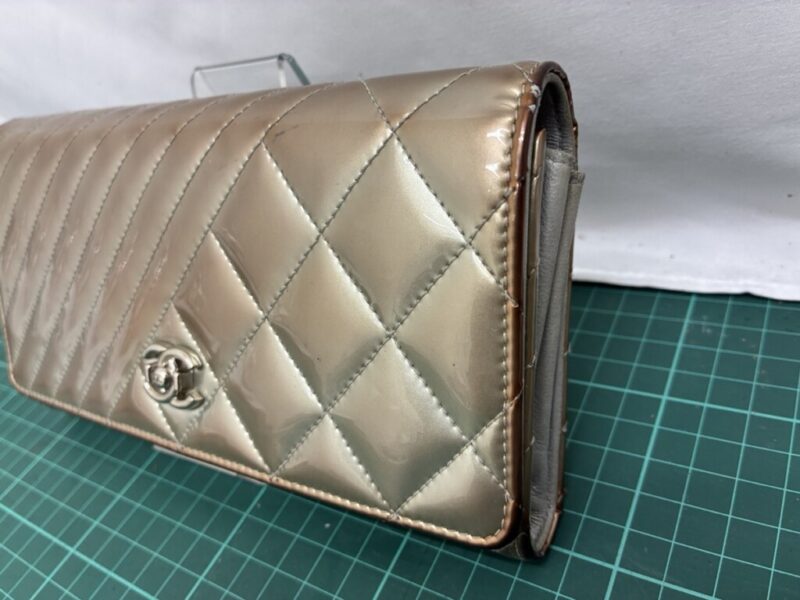 シャネル_エナメル財布_修理前_正面右