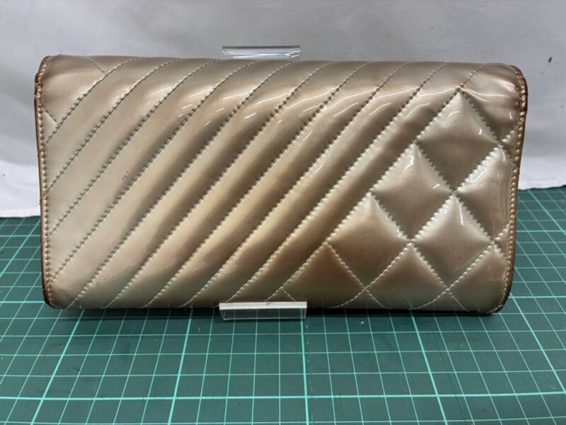 シャネル_エナメル財布_修理前_背面