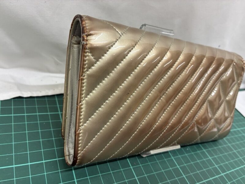シャネル_エナメル財布_修理前_背面左