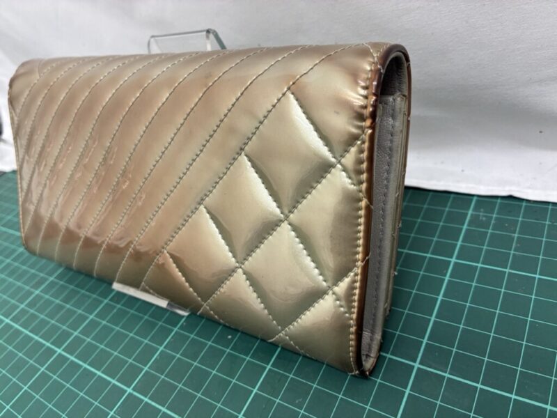 シャネル_エナメル財布_修理前_背面右